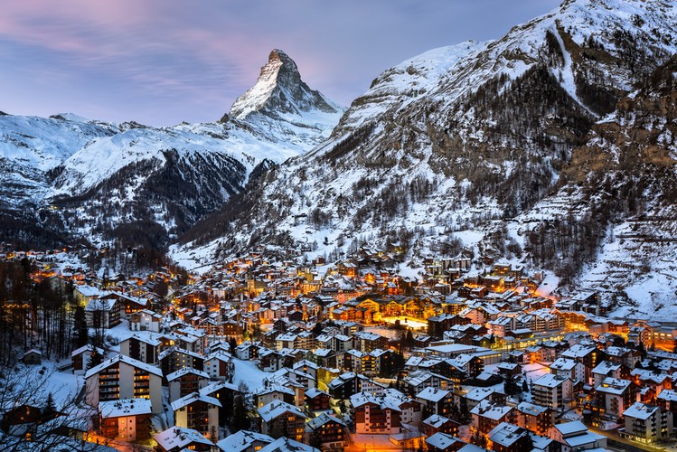 5.  Szwajcaria
<br><br>
Na zdjęciu wioska górska Zermatt. W tle szczyt Matterhorn