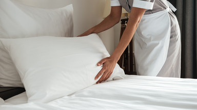 Dlaczego hotele używają białej pościeli?