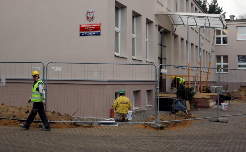 Rodzice uczniów alarmują: SP 16 w Gdyni to plac budowy