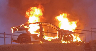 Elektryk płonął na autostradzie jak pochodnia. Tym razem nie przez baterie