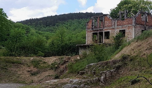 Nelegalno izgrađeni objekat sa septičkom jamom na obali Gradca