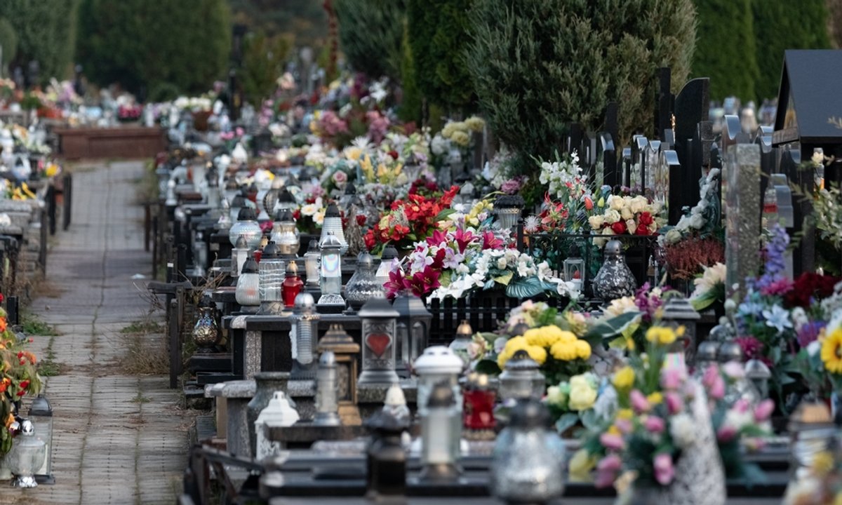 Tego nigdy nie stawiaj na grobie. Ksiądz apeluje przed dniem Wszystkich Świętych