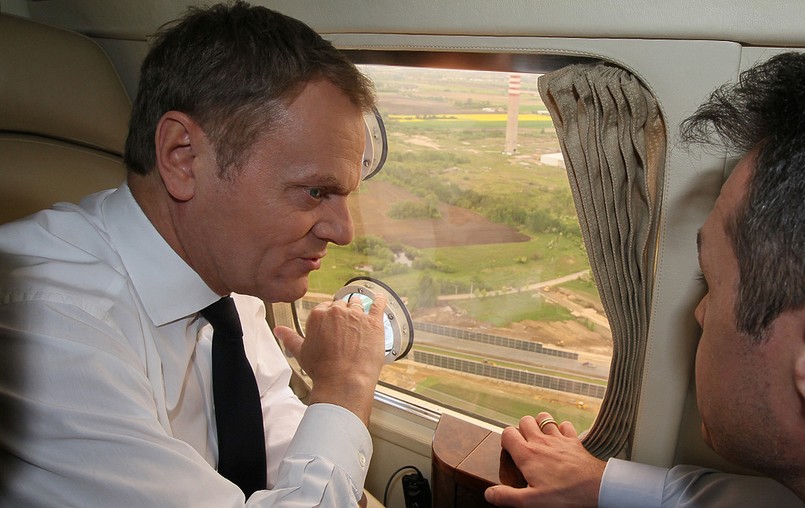 Premier Donald Tusk rozpoczął objazd Polski przed Euro 2012. Na pierwszy ogień autostrada A2, która ma połączyć Warszawę z zachodem Europy. Szef rządu drogę podziwiał z pokładu helikoptera, w tym także odcinek Warszawa-Łódź. Ten, którego wciąż nie można było zobaczyć z okna samochodu.