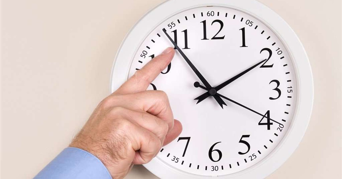 Jak się przyzwyczaić do zmiany czasu na zimowy? Lekarz zdradził: tej jednej rzeczy unikaj