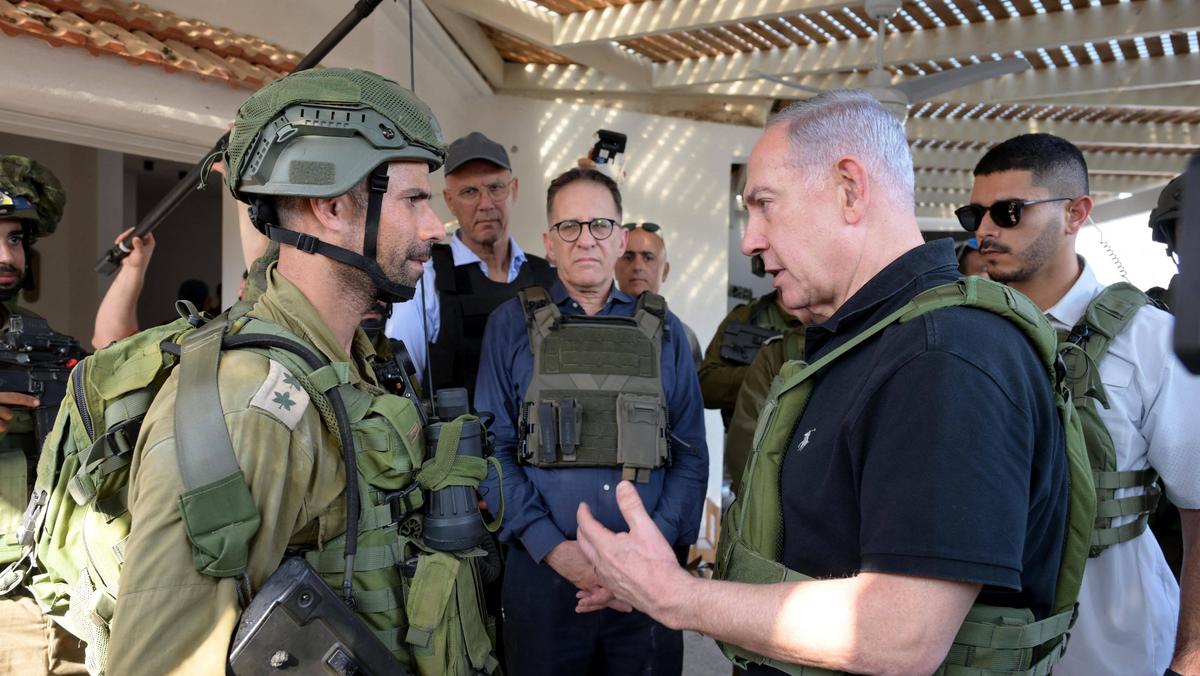 Premier Izraela Benjamin Netanjahu rozmawia z żołnierzami