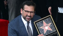 Nawet deszcz go nie zatrzymał! Steve Carell odsłonił swoją gwiazdę [ZDJĘCIA]