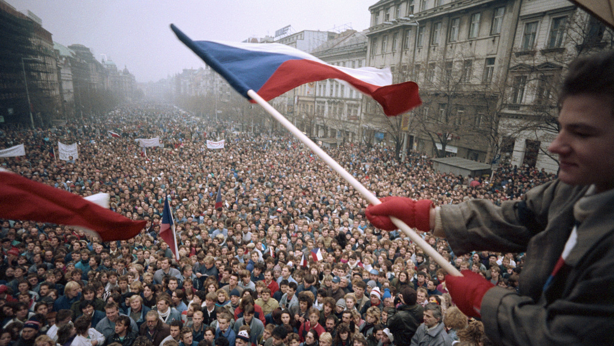 31 grudnia 1992 r. przestała istnieć Czechosłowacja. 1 stycznia 1993 r. powstały dwa nowe państwa w Europie Środkowej — Czechy i Słowacja. Kluczowa rozmowa w tej sprawie odbyła się pomiędzy dwoma osobami w ogrodzie pięknej, zabytkowej willi w Brnie. Czy taki musiał być koniec wspólnego państwa Czechów i Słowaków?