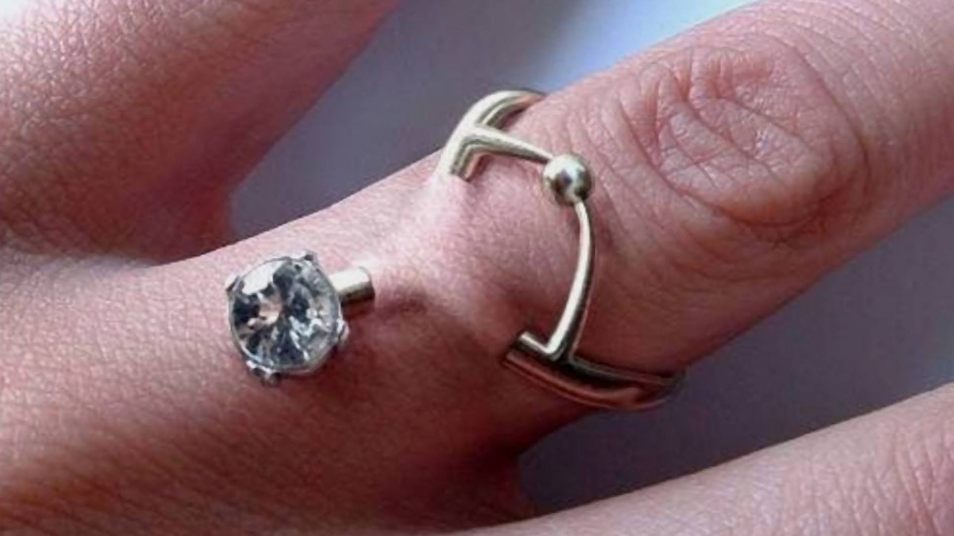 Kolczyk zamiast pierścionka zaręczynowego? Wygląda...boleśnie