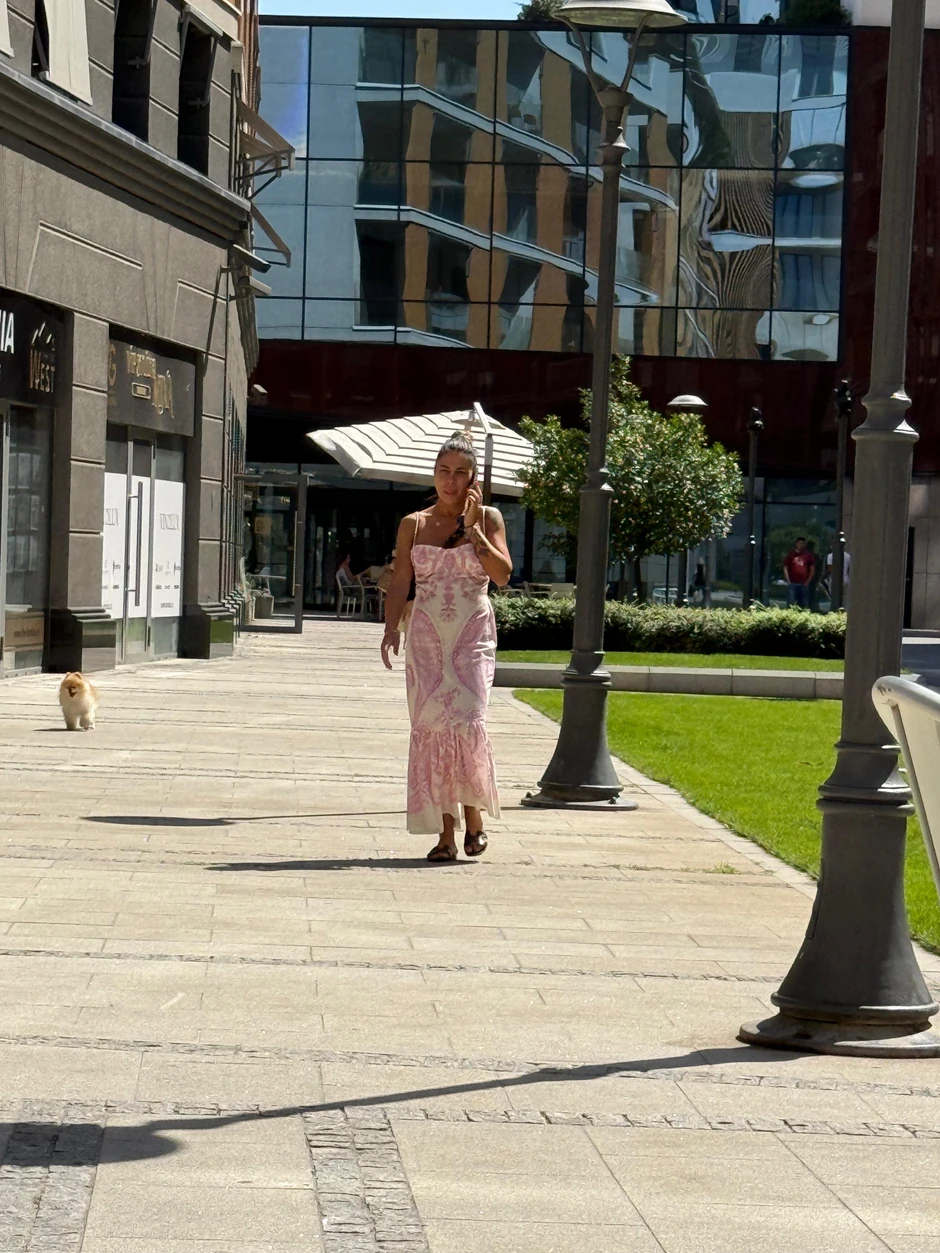 Sandra Afrika u papučama ispred izgrade