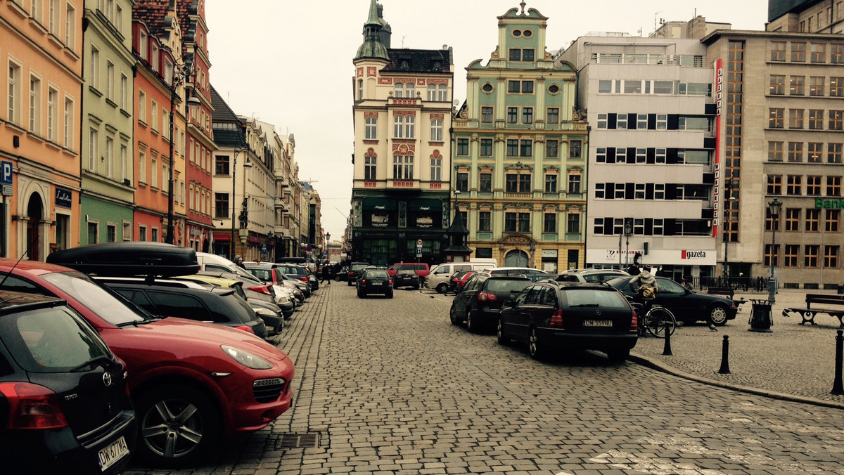 Niewykluczone, że już w przyszłym roku strefa płatnego parkowania we Wrocławiu będzie dwa razy większa i swoim zasięgiem obejmie kolejne dzielnice. To pomysł wrocławskich urzędników, który teraz ma zostać poddany konsultacjom. Ostateczne zdanie w tej sprawie ma należeć do mieszkańców.