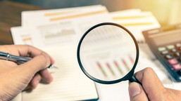 mniej firm i kar nadzoru finansowego, ziemia coraz gorętsza. gospodarc