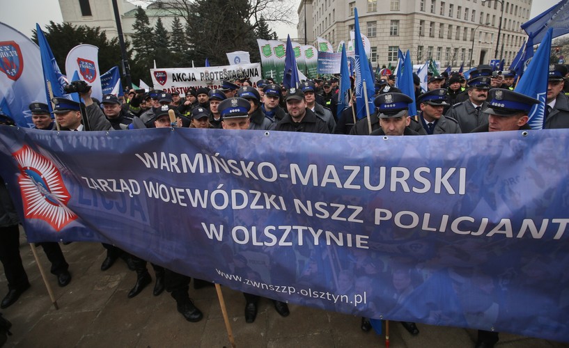 Pikieta mundurowych przed Sejmem