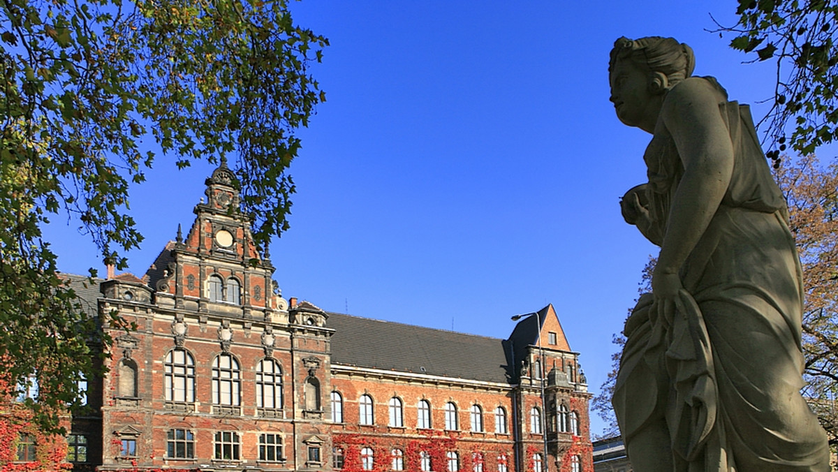 Wystawę "Polska Sztuka Współczesna" w Muzeum Narodowym we Wrocławiu przystosowano do potrzeb osób z dysfunkcją wzroku. To jedyna w Polsce ekspozycja stała ze ścieżką dla niewidomych, gdzie przygotowano płaskorzeźby obrazów, aby niewidomi mogli je "zobaczyć".