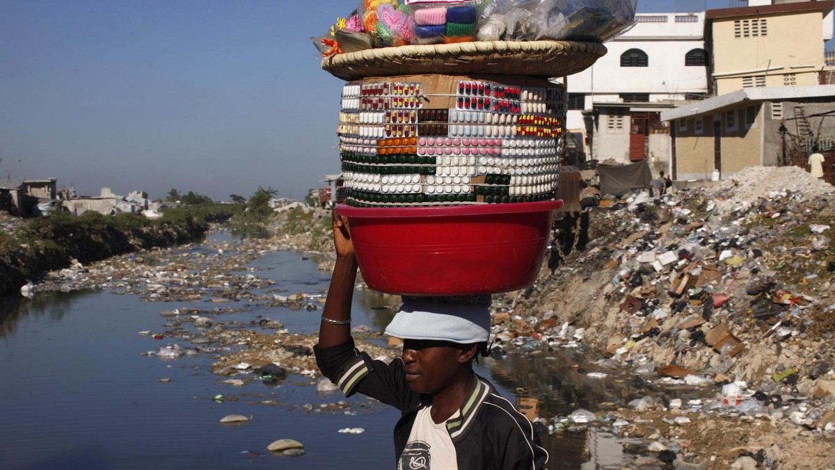 Dziś mija pierwsza rocznica tragicznych wydarzeń na Haiti. W trzęsieniu ziemi zginęło wówczas 220 tys. Haitańczyków a 2 miliony mieszkańców wyspy pozostało bez dachu nad głową.  Pracownicy Polskiej Agencji Humanitarnej wydali raport o pomocy, jaką nieśli i niosą poszkodowanym.