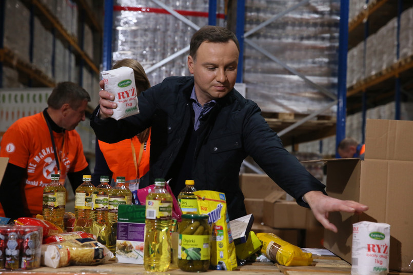 Prezydent Andrzej Duda podczas wizyty w Banku Żywności SOS w Regułach