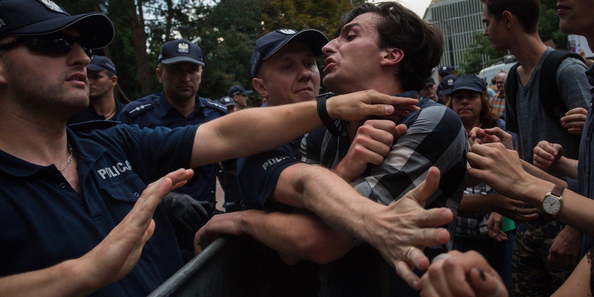 Policjanci chroniący Sejm byli niewłaściwie umundurowani