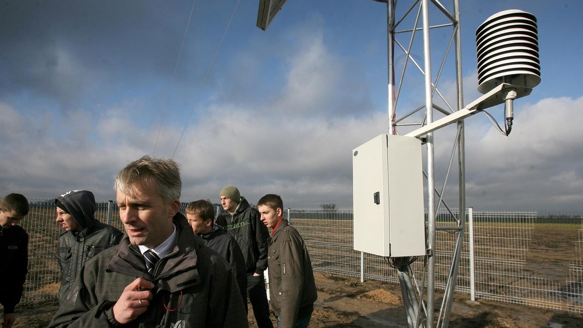 "Polska Dziennik Łódzki": Pod Bratoszewicami stanęła nowoczesna stacja meteorologiczna. Będzie rejestrować dane o temperaturze i wilgotności powietrza, sile wiatru, sumie opadów oraz innych czynnikach. Informacje mają pomóc rolnikom podczas suszy lub powodzi.