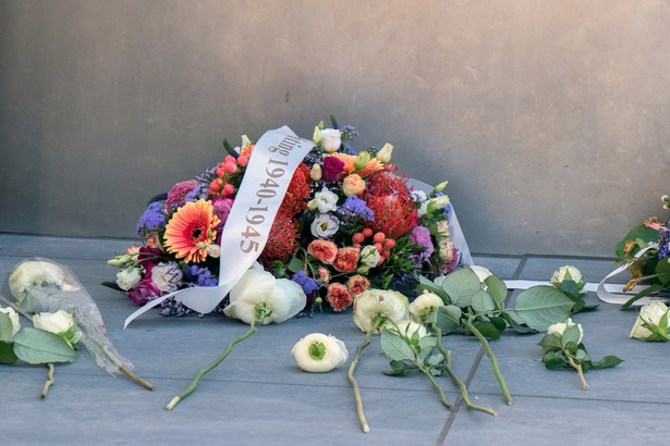 Kwiaty przed pomnikiem poświęconym ofiarom KL Ravensbrück