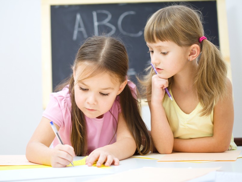 Quiz ortografia ortograficzny dziecko dzieci szkoła Cute,Little,Girls,Are,Writing,Using,A,Pen,In,Preschool