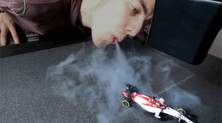 Egy szőnyeg, egy makett és némi füst, máris kész a titokzatos hangulatú F1-fotó. /Fotó: Lampert Benedek
