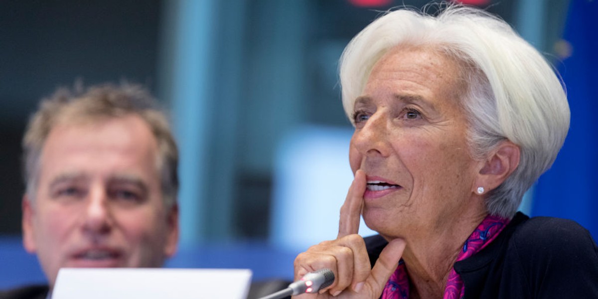 Prezes Europejskiego Banku Centralnego Christine Lagarde razem z ministrami finansów i szefami banków centralnych grupy siedmiu najbogatszych krajów świata uchwalili, że będą podejmować działania fiskalne. Walka z koronawirusem weszła na wyższy poziom.