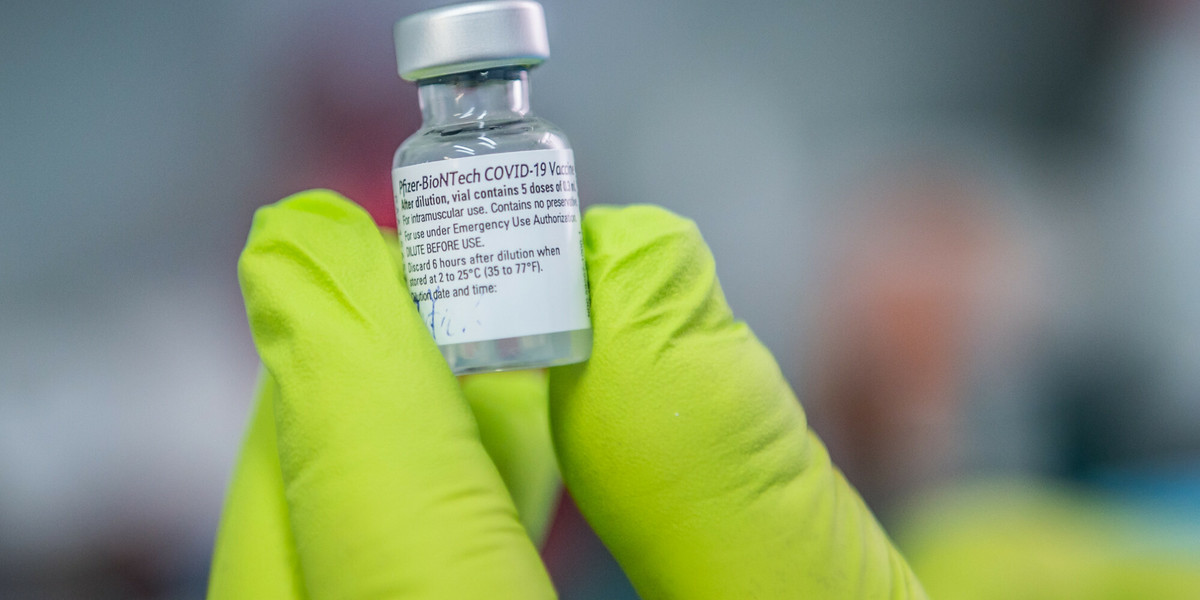 Prowadzący śledztwo zabezpieczyli dwie ampułki rzekomej szczepionki, które różniły się od widocznego na zdjęciu oryginału.