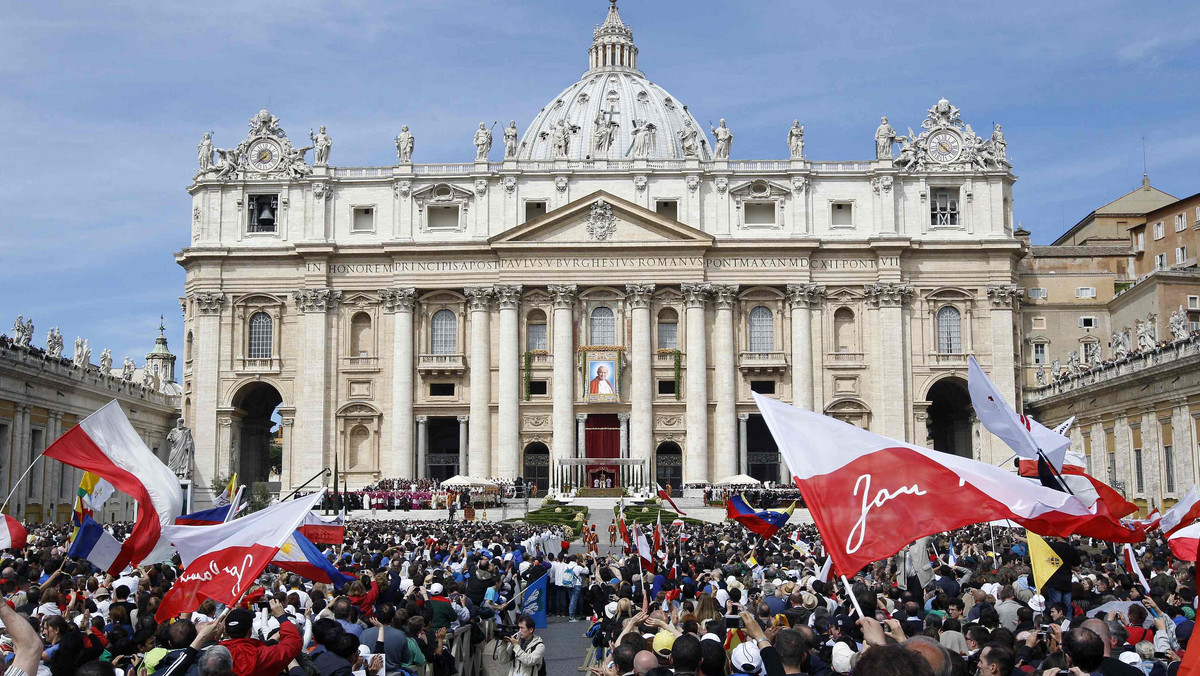 Wśród ponad miliona uczestników uroczystości beatyfikacji Jana Pawła II, najwięcej - oczywiście poza Włochami - było Polaków i Francuzów - pisze z Rzymu specjalny wysłannik "Le Monde"; AFP precyzuje: 80 tys. Polaków i 40 tys. Francuzów.