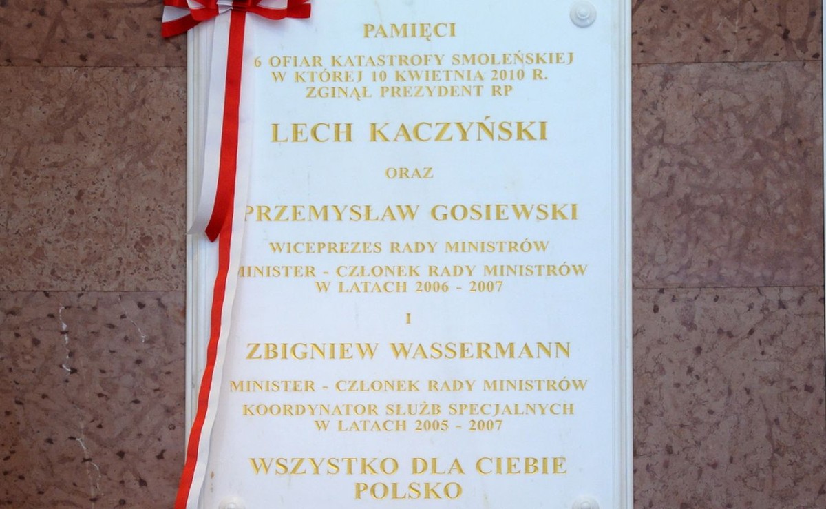 W poniedziałek w 7. rocznicę katastrofy smoleńskiej w Kancelarii Prezesa Rady Ministrów odsłonięto tablicę upamiętniającą prezydenta Lecha Kaczyńskiego, wicepremiera Przemysława Gosiewskiego oraz ministra Zbigniewa Wassermanna, którzy zginęli w katastrofie smoleńskiej.