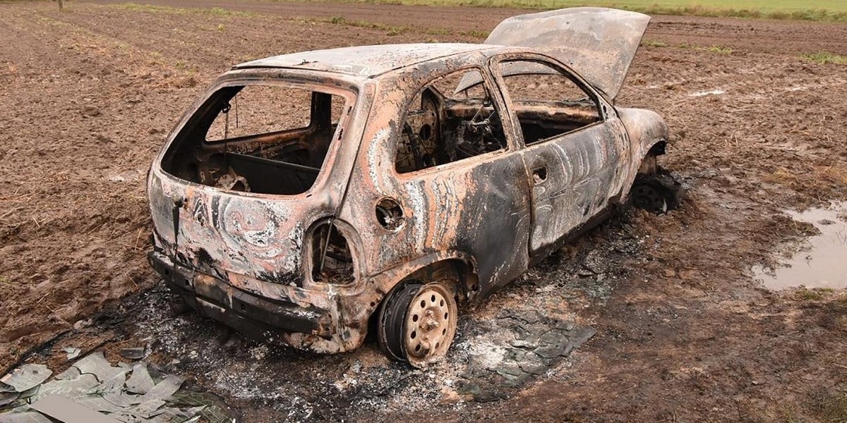 84-latek zmarł, a jego opel corsa spalił się całkowicie.=