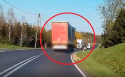 TIR-em siał grozę, spychał auta z drogi. Policja ujawniła nagranie świadka