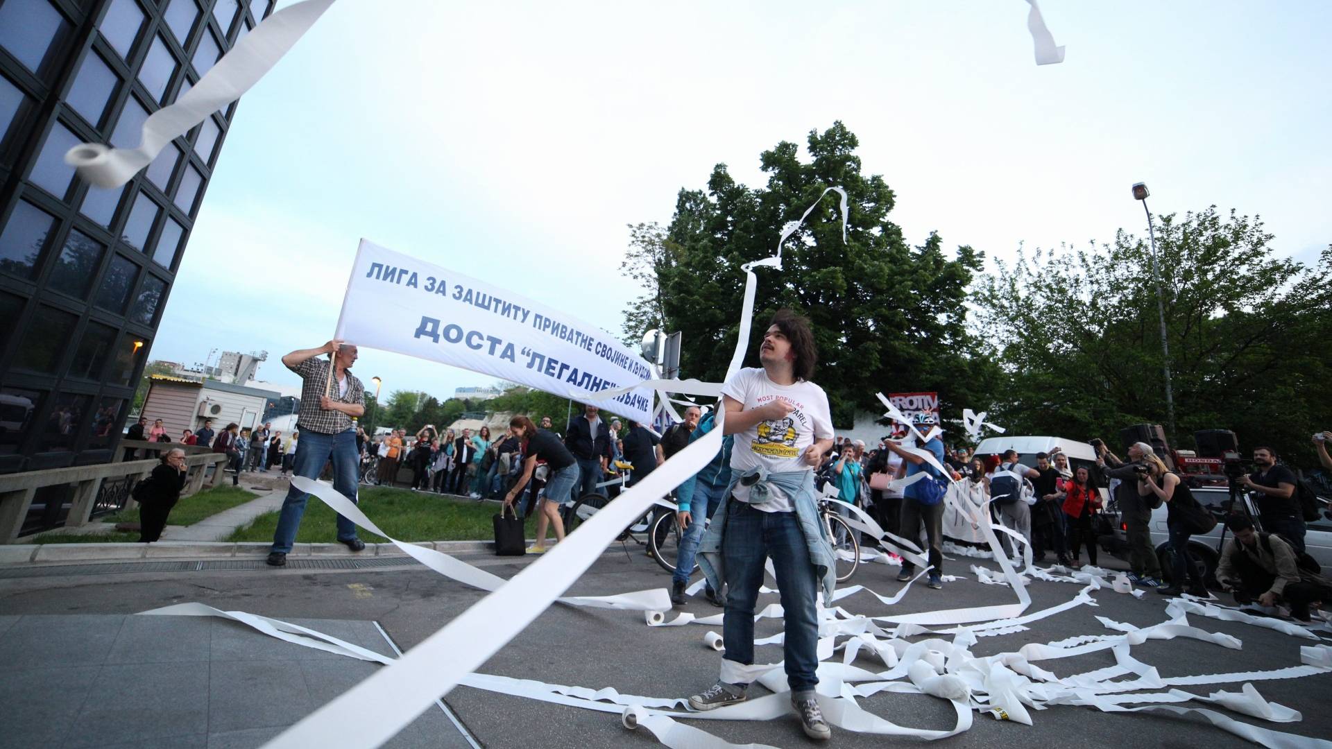 "Protest protiv diktature 25": Toalet papirom na zgradu RTS-a