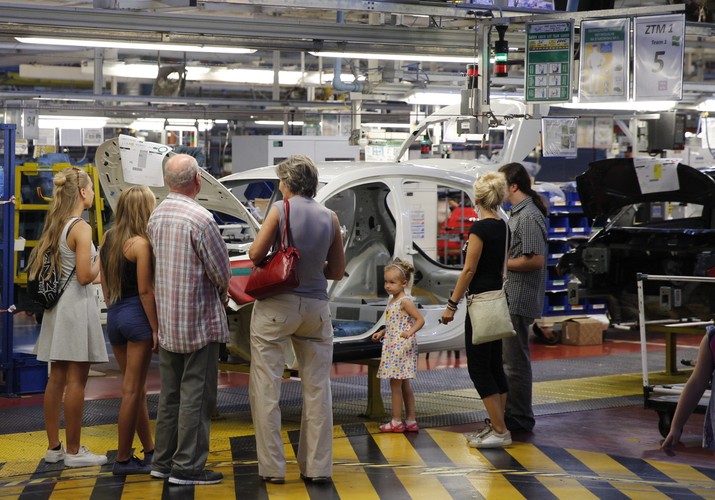 FCA Poland jest częścią światowego koncernu Fiat Chrysler Automobiles, siódmego na świecie producenta samochodów, który w 2015 r. wyprodukował 4,6 mln aut. FCA ma na świecie 164 zakłady i 84 ośrodki badawczo-rozwojowe. Działa w 40 krajach, gdzie zatrudnia w sumie ponad 238 tys. pracowników. Jego roczne przychody przekraczają 110 mld euro. Samochody FCA trafiają do ponad 150 krajów.<br><br>
Dzień Rodzinny GCA Poland w fabryce Fiat Chrysler Automobiles w Tychach <br><br>(mr) PAP/Andrzej Grygiel