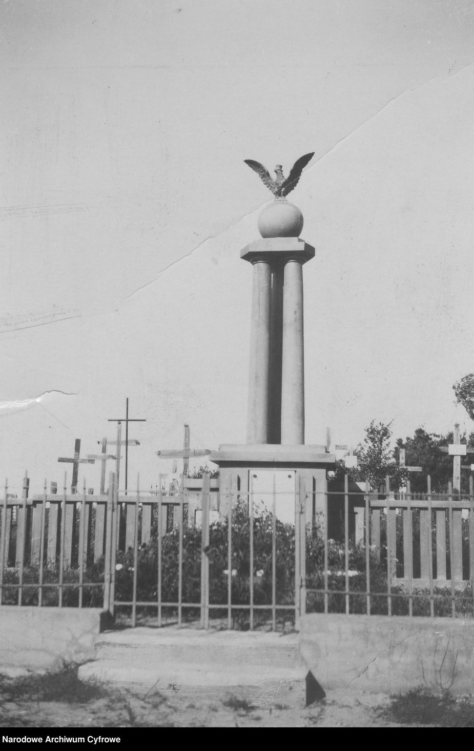 Pomnik na grobie poległych w roku 1924 funkcjonariuszy Policji Państwowej w Stołpcach.
