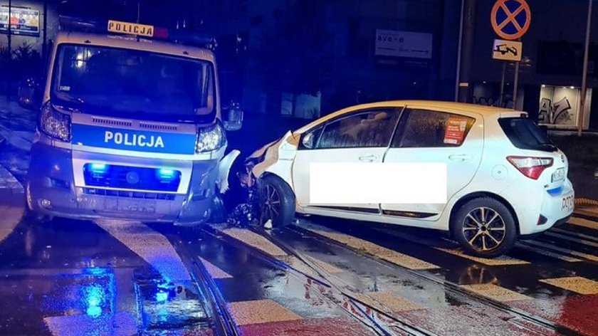 Toyotą wjechał w radiowóz. Ranni policjanci