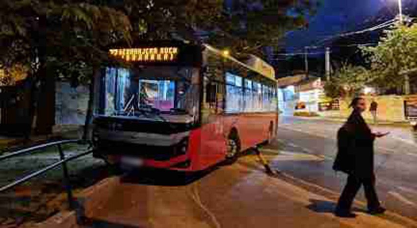 Autobus udario u stanični stub