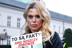 Oszpecona Doda protestuje przed Pałacem Prezydenckim