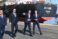 Premier Mateusz Morawiecki, prezes zarządu Morskiego Portu Gdynia Jacek Sadaj, sekretarz stanu w Ministerstwie Funduszy i Polityki Regionalnej, pełnomocnik rządu ds. CPK Marcin Horała i sekretarz stanu w Ministerstwie Infrastruktury Marek Gróbarczyk po wizycie w Morskim Porcie Gdynia