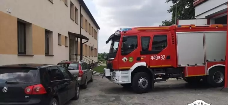 Zaparkowane auta urzędników zablokowały wyjazd straży. Wójt jest zły... na strażaków