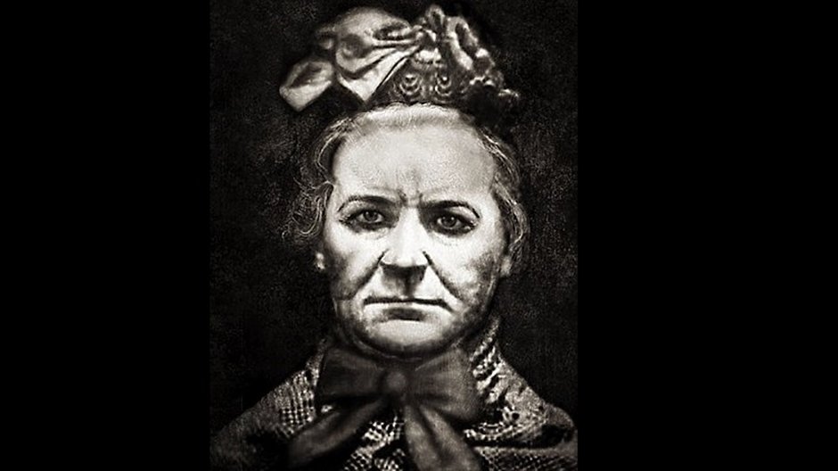 Amelia Dyer przed wejściem do zakładu psychiatrycznego Wells Asylum, 1893 r.