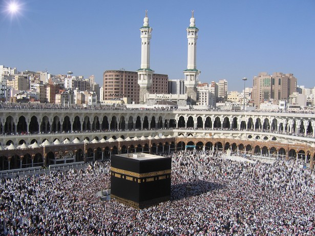 Tłumy pielgrzymów wokół Al-Kaaba, Mekka, Arabia Saudyjska, fot. ayazad