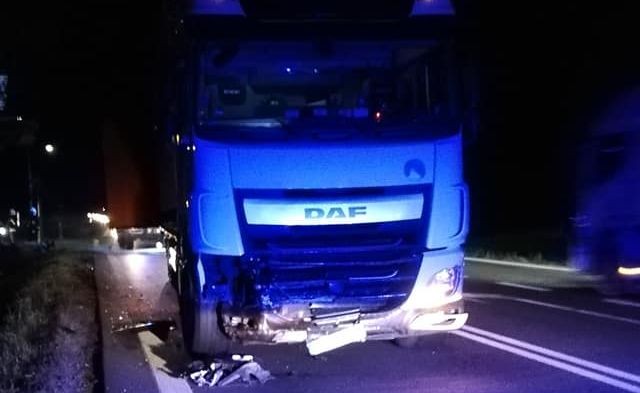 Sprawcą wypadku był kierowca osobowego auta, który jest policjantem. Wymusił on pierwszeństwo na kierującym TIR-em