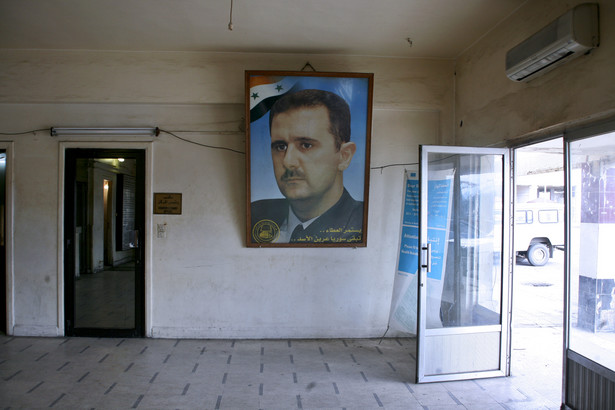 Portret prezydenta Syrii Baszara al-Assada wisi na przejścia granicznego między Libanem a Syrią