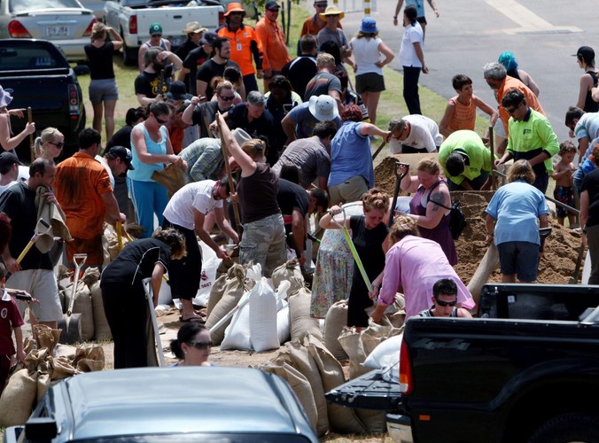 Pospolite ruszenie w Townsville - mieszkańcy ładują piasek do worków