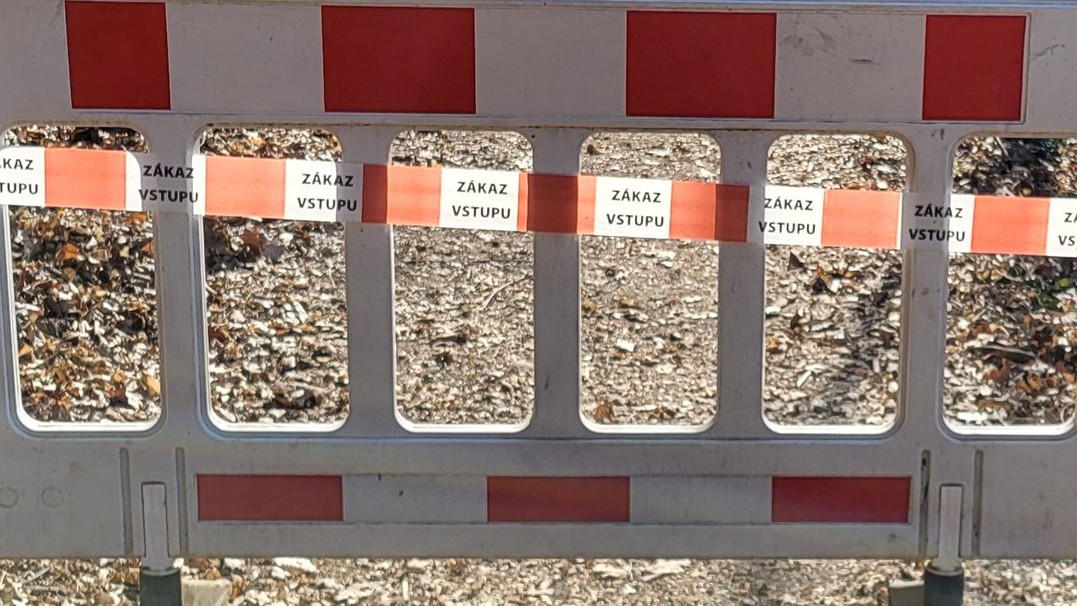 Pre zosuv svahu v Novej Bani na cestu tretej triedy vyhlásili mimoriadnu situáciu. 