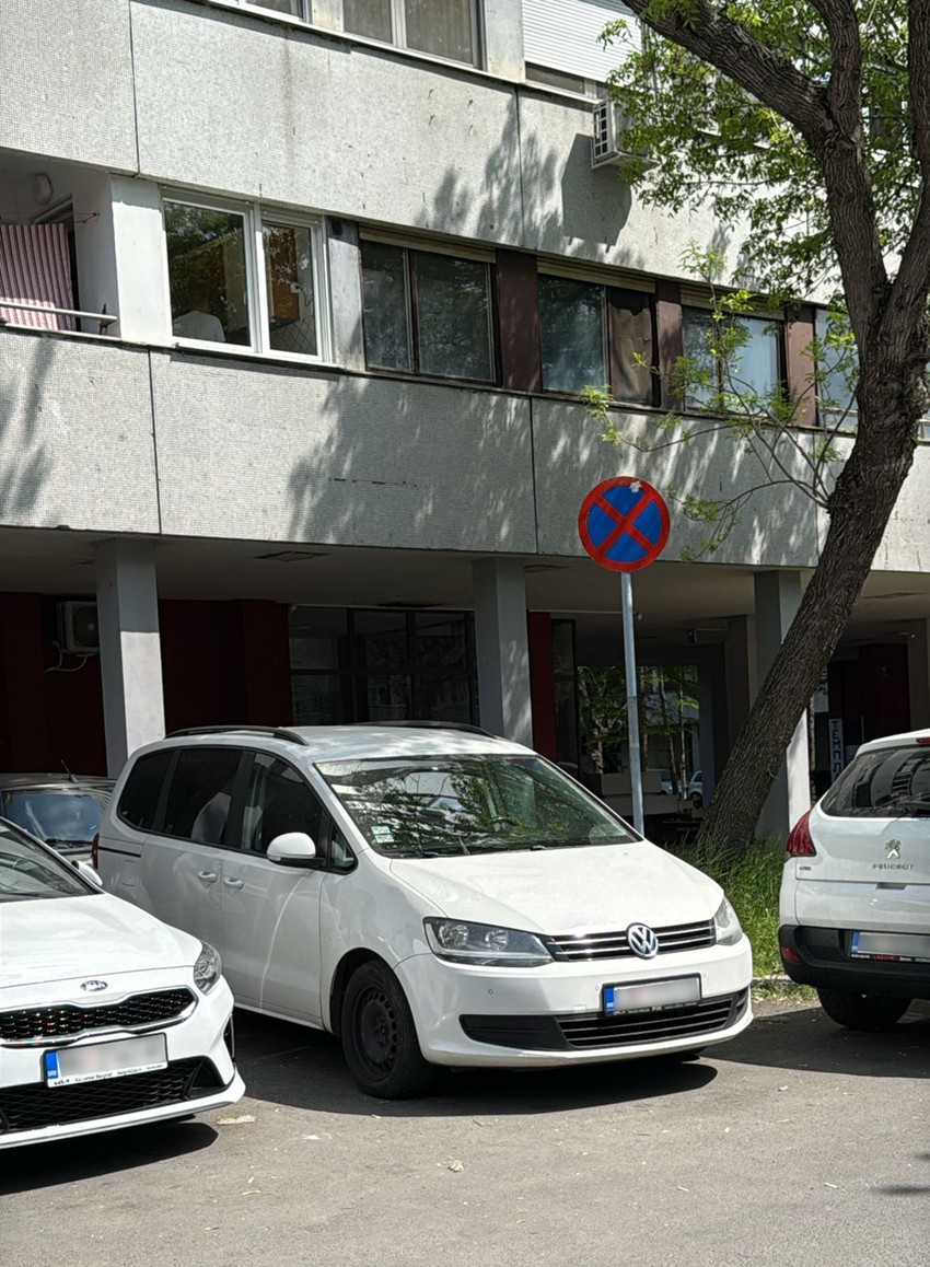 Markov auto je i dalje ispred zgrade parkiran