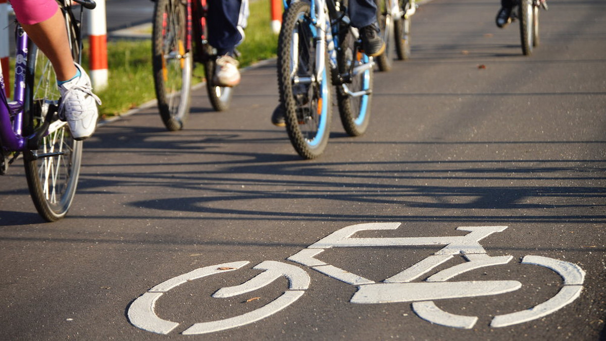 Akcję "Rower pomaga", zachęcającą Polaków, by przesiedli się z samochodów na bicykle, ograniczając tym samym emisję CO2, rozpoczęli w Bielsku-Białej ekolodzy z fundacji Arka. Za przejechane kilometry sponsorzy przekażą domom dziecka jednoślady.