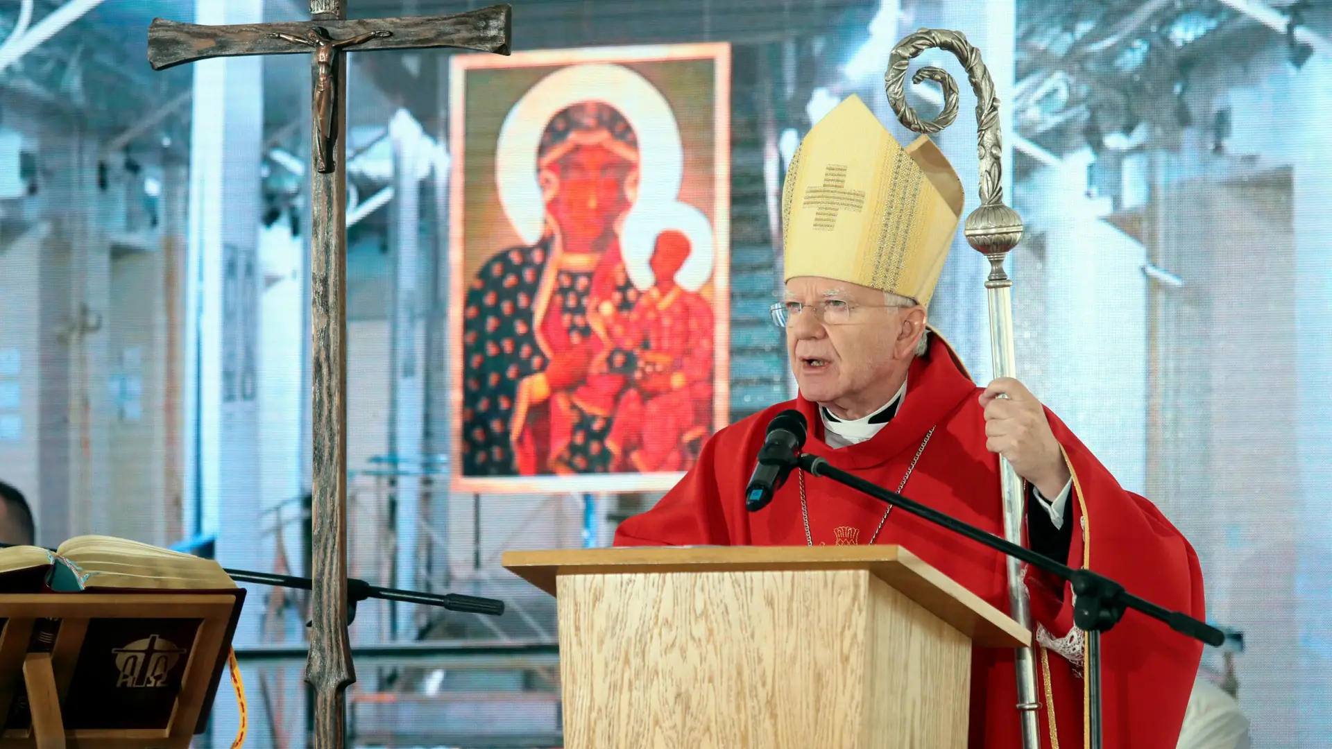 Abp Jędraszewski o tym, dlaczego młodzi odchodzą od kościoła. "Internet i smartfony"