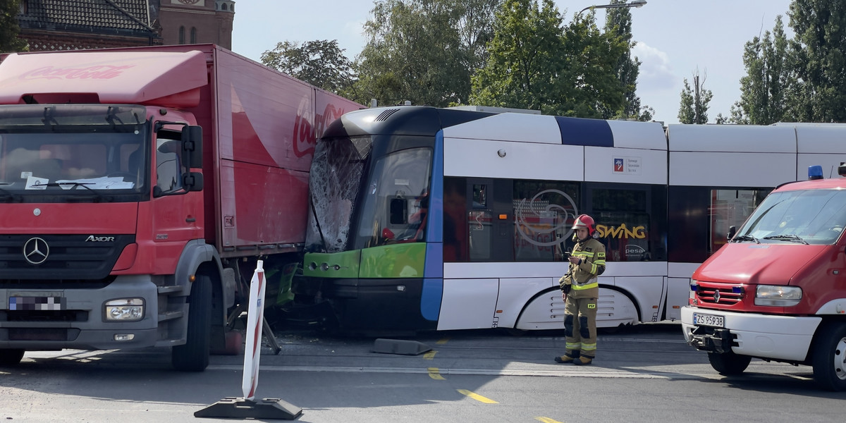 Dramatyczny wypadek w Szczecinie. Tramwaj zderzył się z ciężarówką