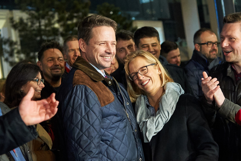 Nowy prezydent Warszawy Rafał Trzaskowski z żoną Małgorzatą