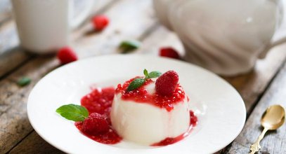 Włoska panna cotta z musem truskawkowym